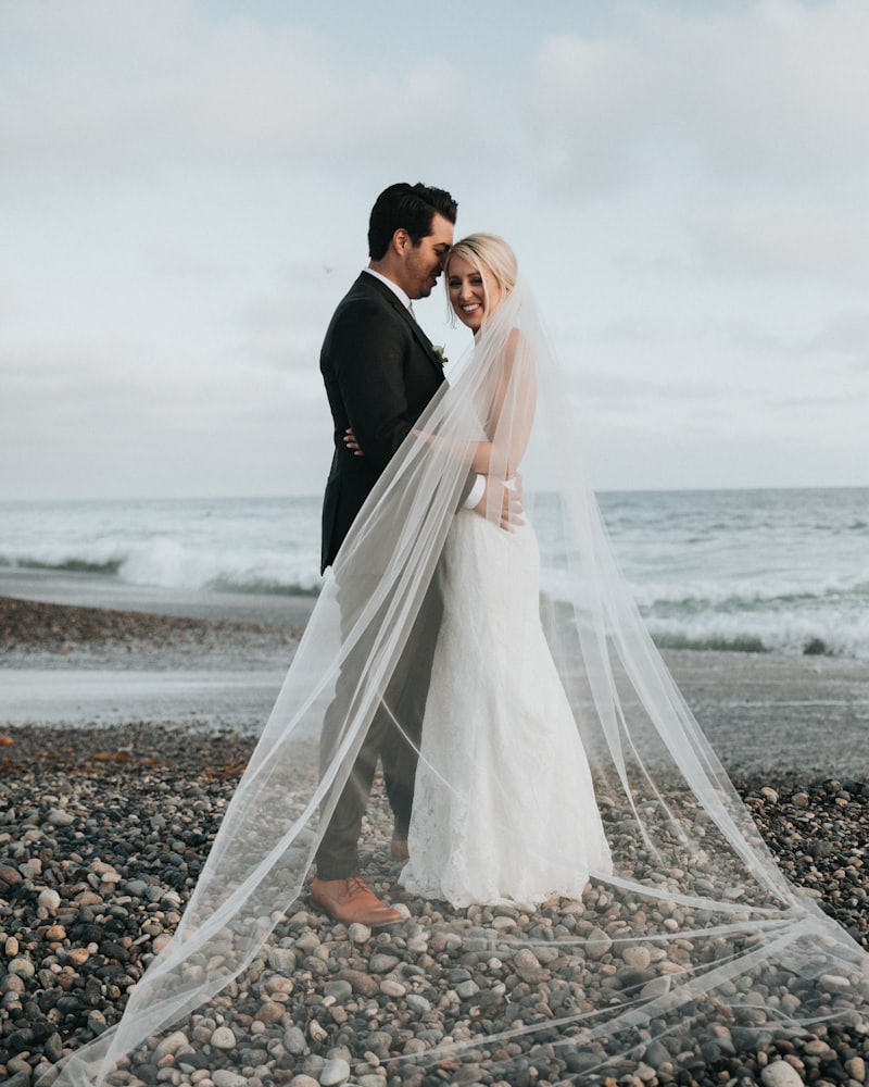 Mariée et son voile au coucher du soleil