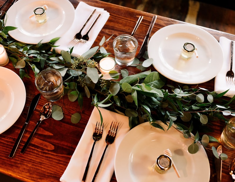 Table de réception dressée aux chandelles